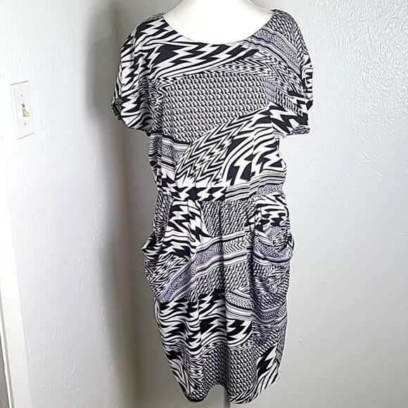 Dots Black & White Aysemetrical Print Dress with Pockets in Front, Size Medium - Picture 1 of 11